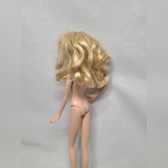 Barbie Muse Body Nude Blonde, Blue Eyes, Red Lips 2014 Holiday Barbie - Picture 3 of 6